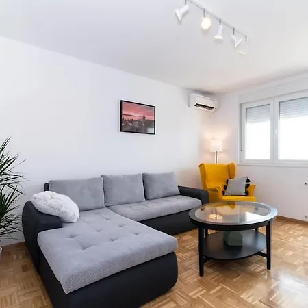 Cozy Iskra By Belmont Realty