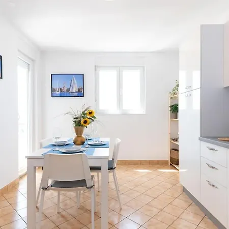 Cozy Iskra By Belmont Realty *